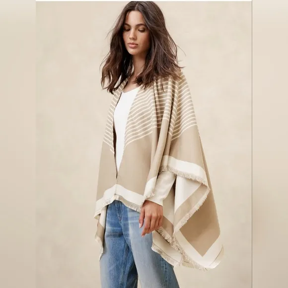 Banana Republic Poncho in Cream