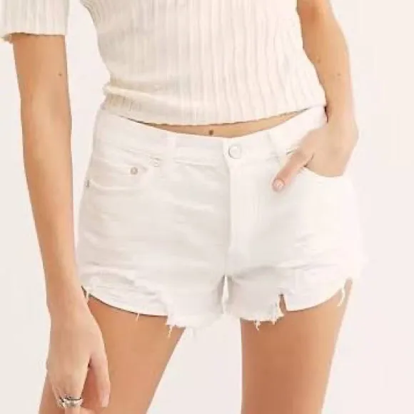 Free People 28 Shorts Maggie distressed frayed raw hem in Optic White mi…