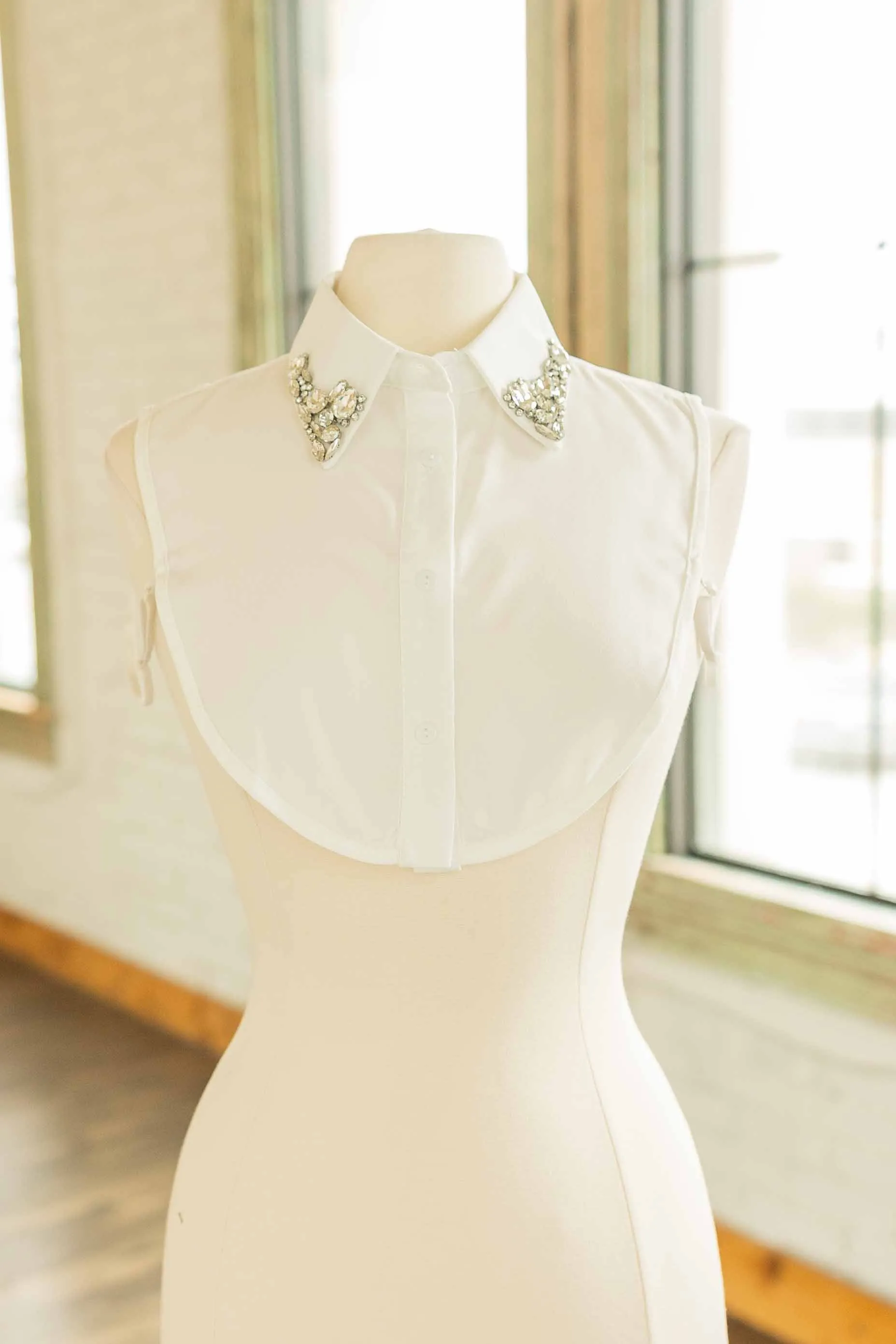 WHITE JEWELED FALSE COLLAR