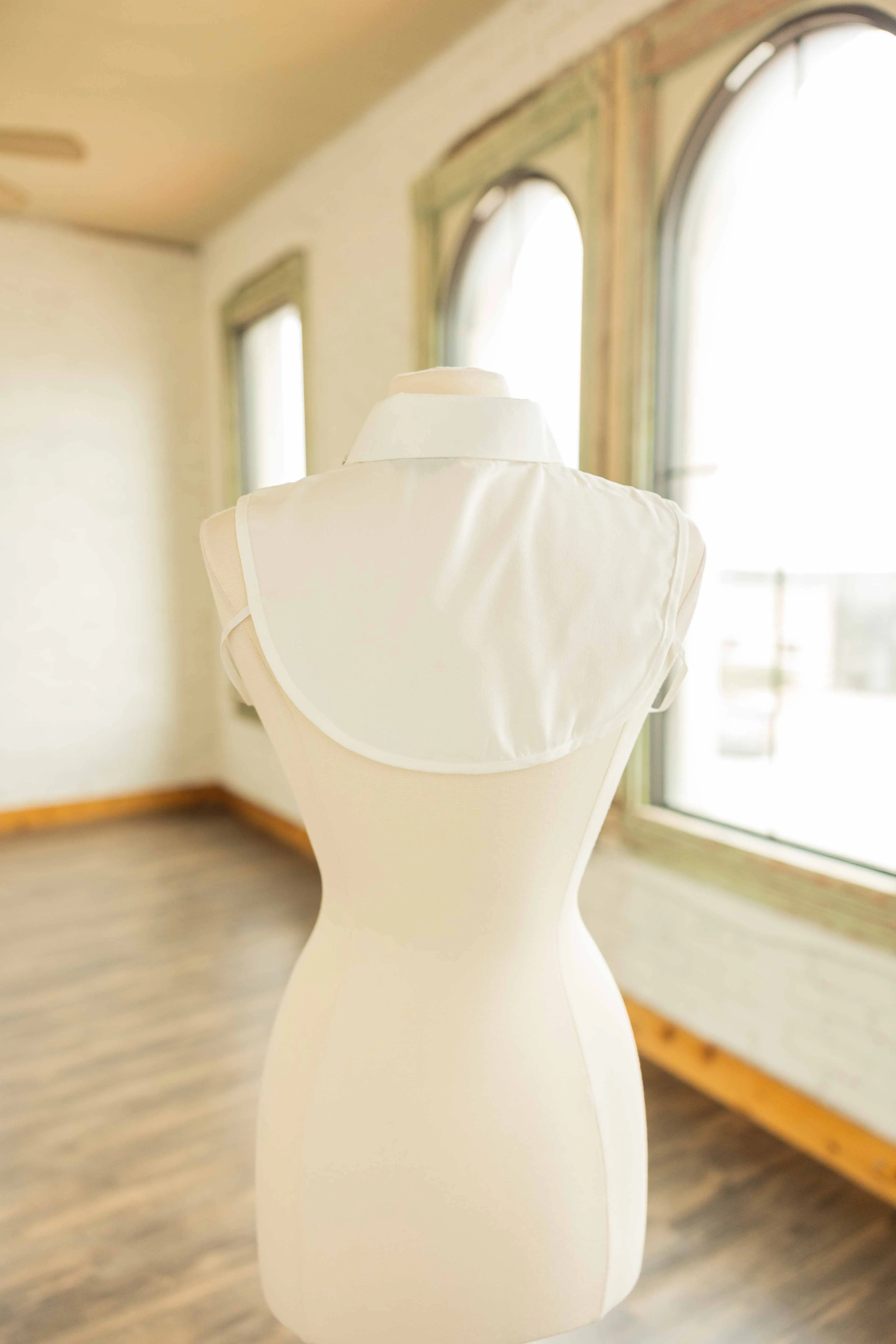 WHITE JEWELED FALSE COLLAR